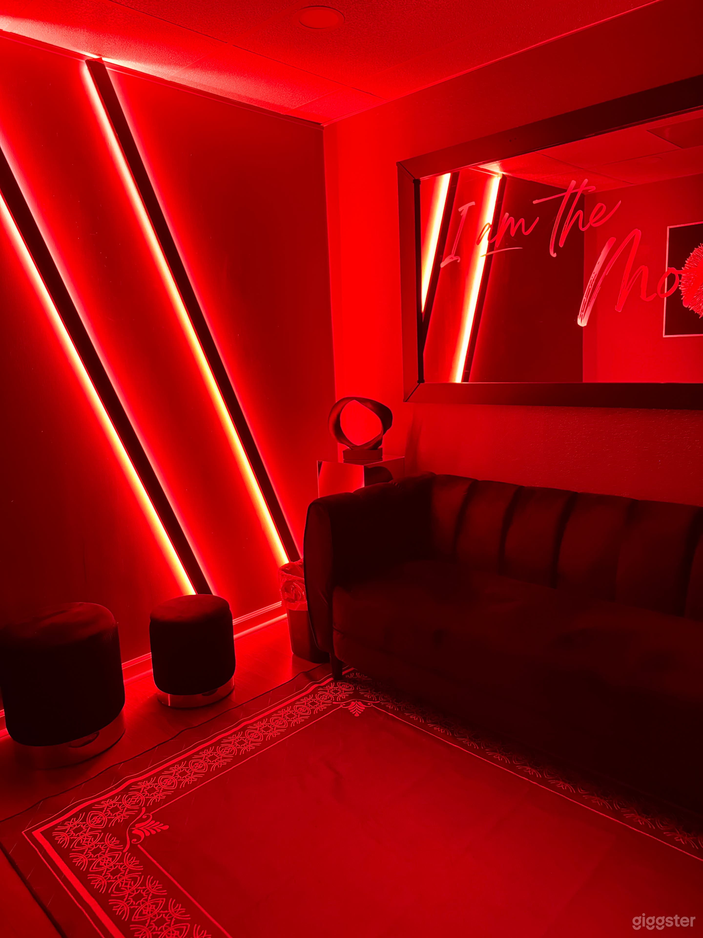 Sophisticated Red Glam Room for Photo & Film Shoots Photo 1