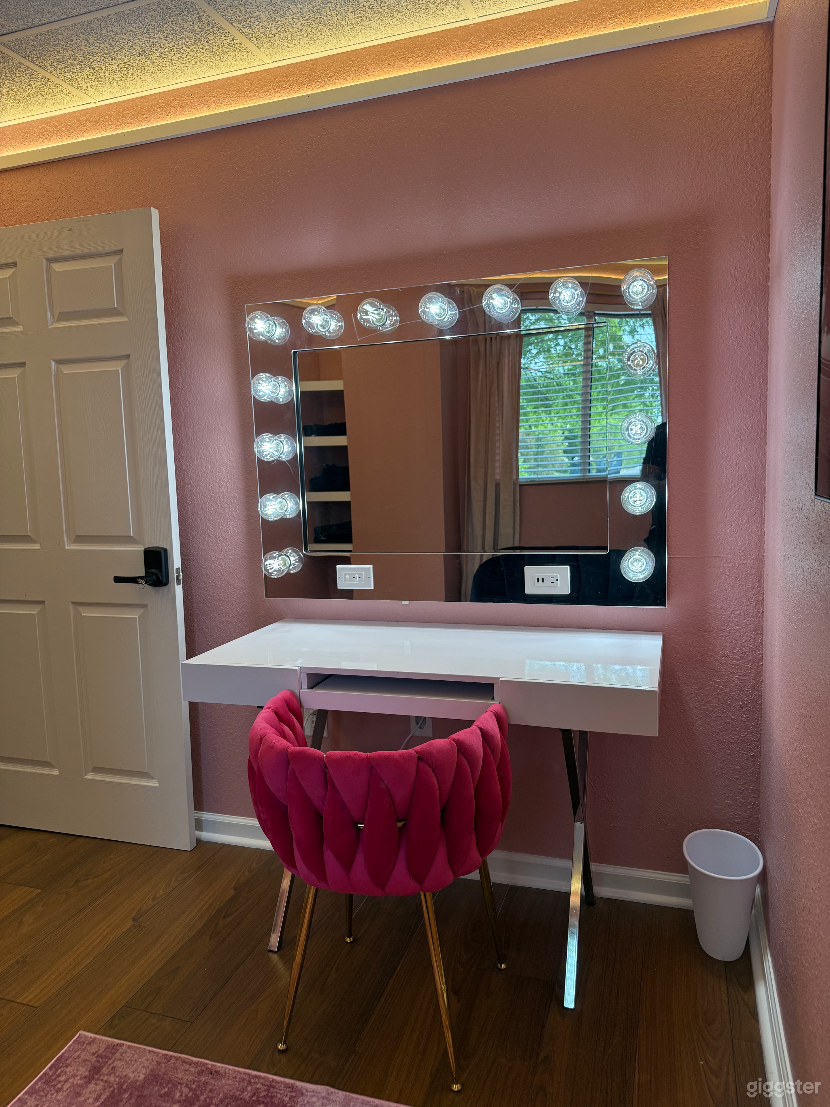 Sophisticated Red Glam Room for Photo & Film Shoots Photo 3