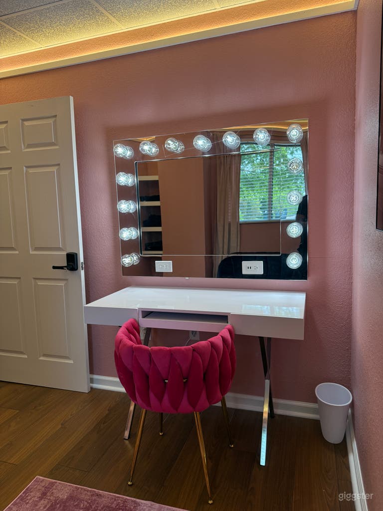  Sophisticated Red Glam Room for Photo & Film Shoots 