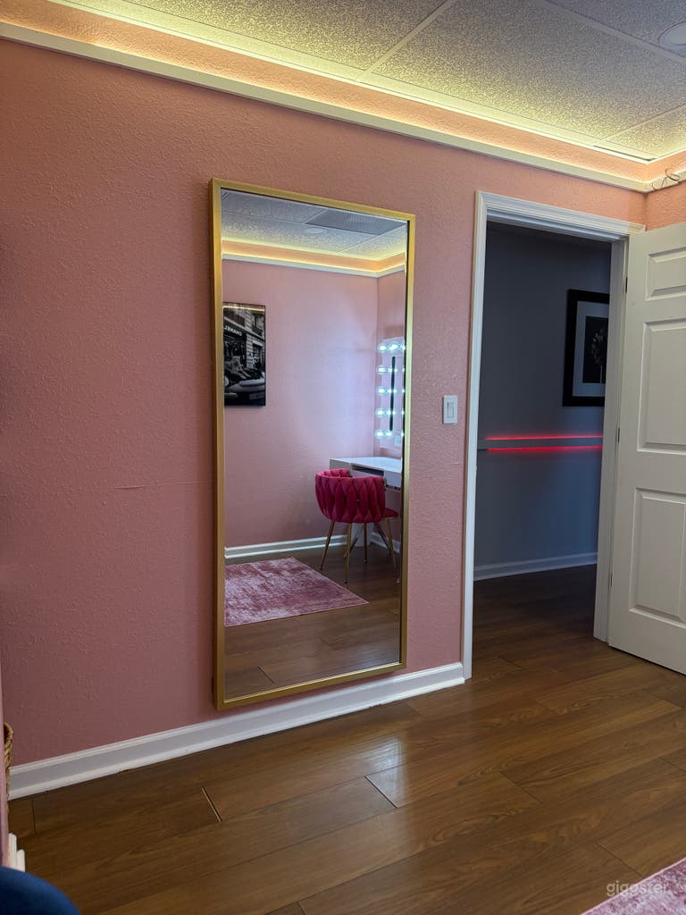  Sophisticated Red Glam Room for Photo & Film Shoots 