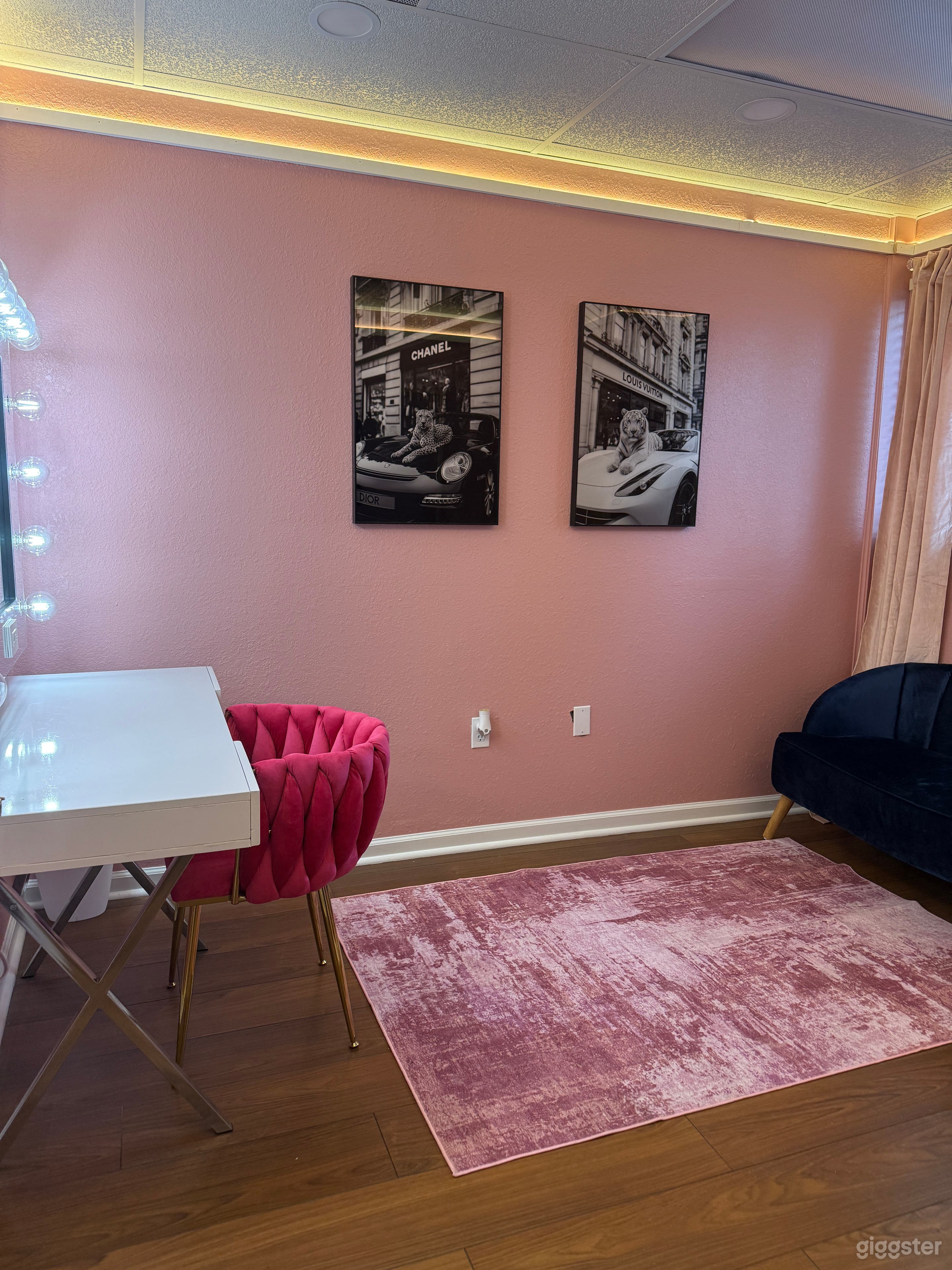 Sophisticated Red Glam Room for Photo & Film Shoots Photo 4