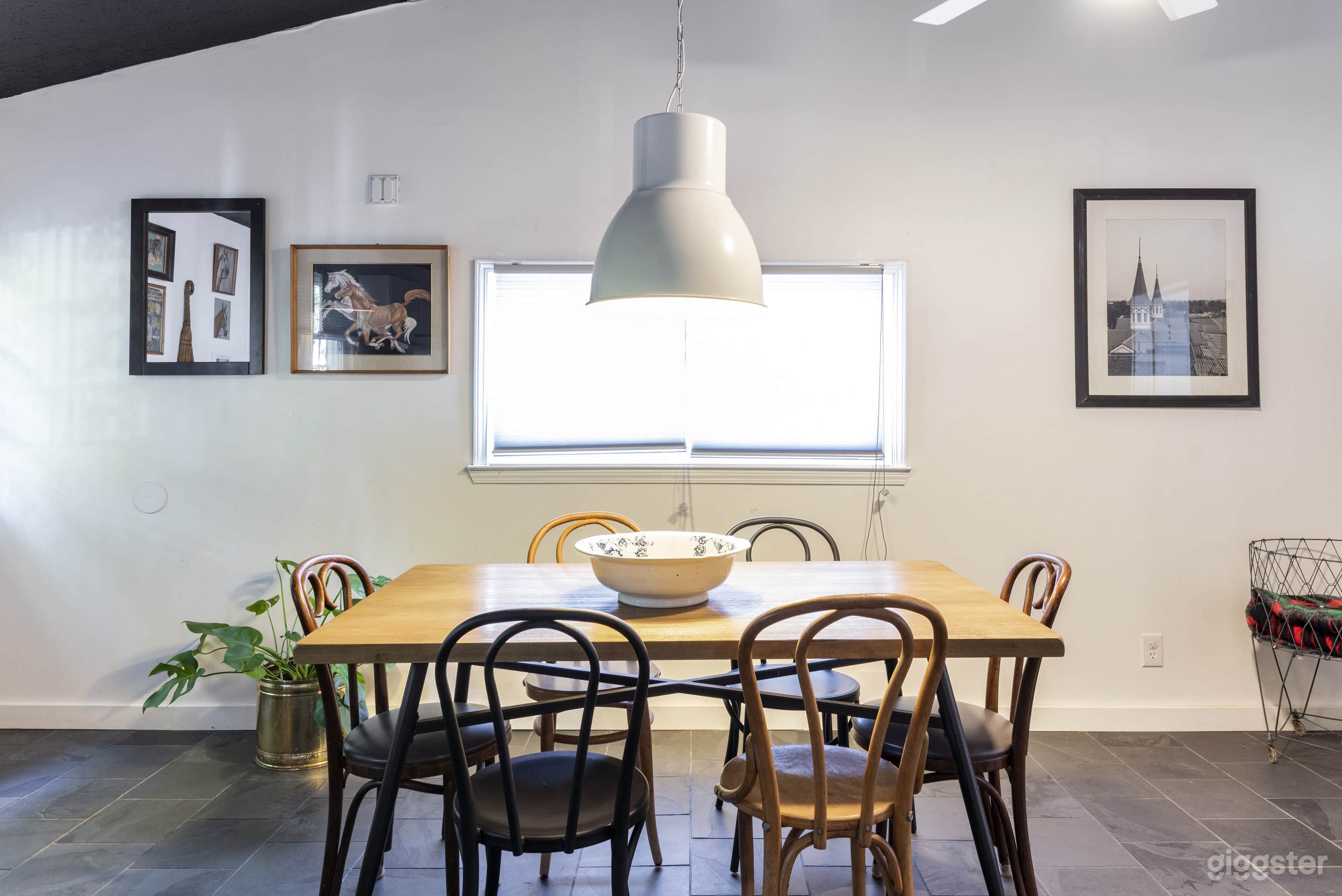 Vintage Home With Large Kitchen &amp; Front Porch Swing Photo 4