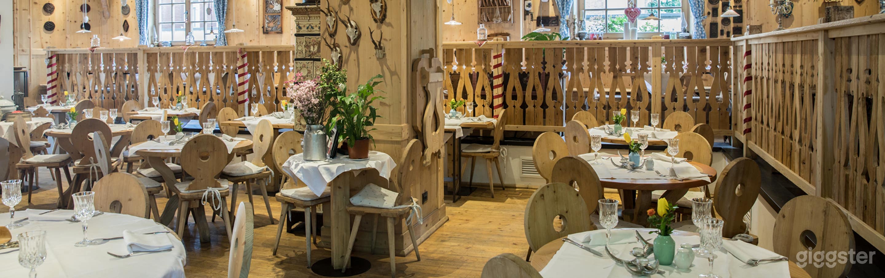 Foto di Elegant Handmade Alpin Mountain Restaurant 1