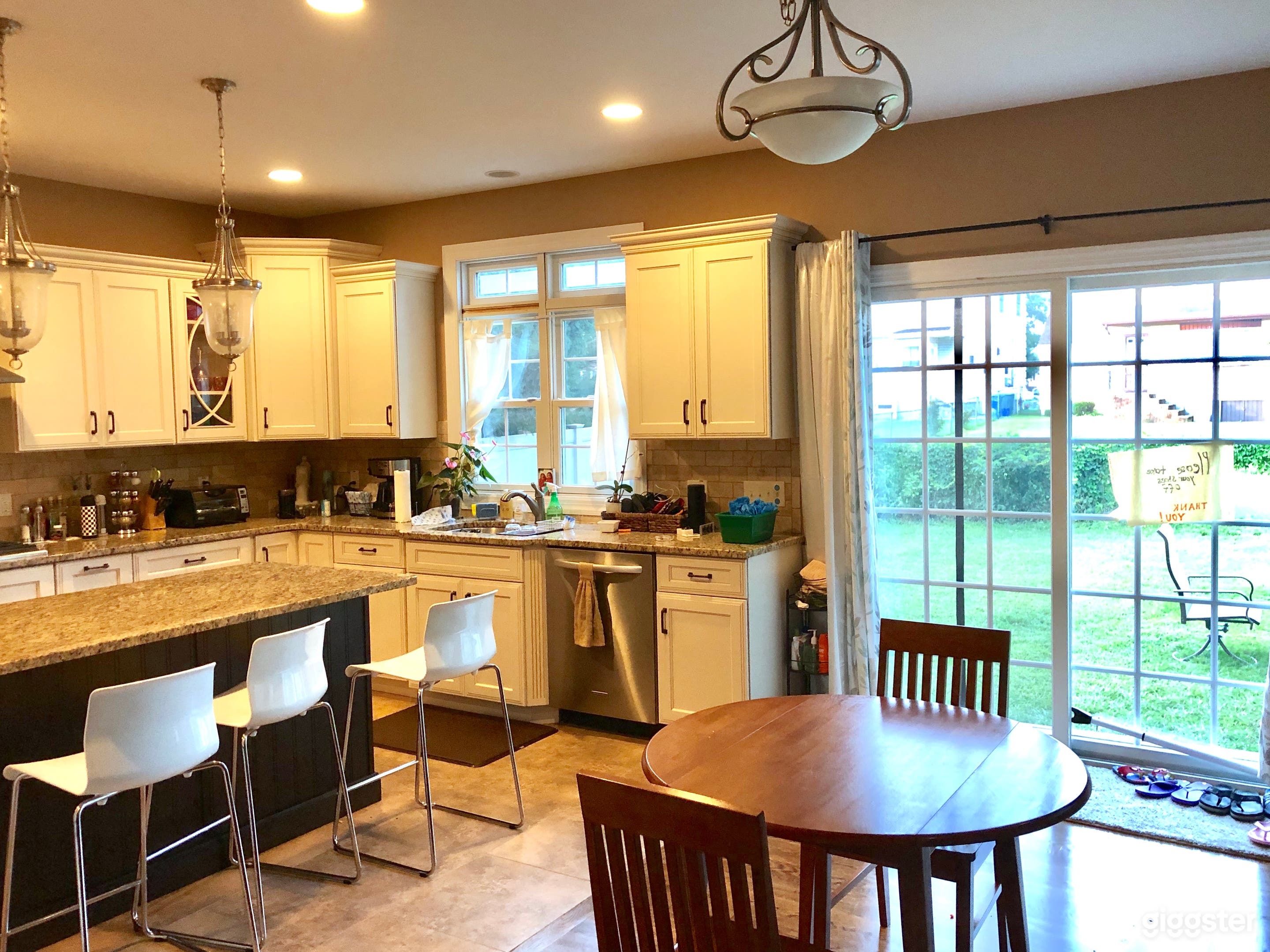 1 Family Suburban Home Photo 2