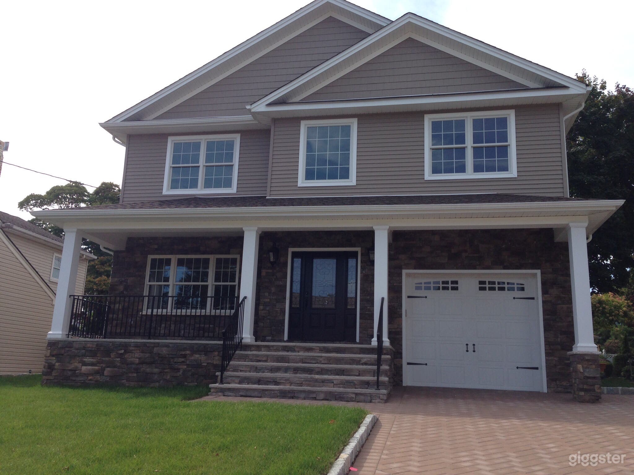 1 Family Suburban Home Photo 1