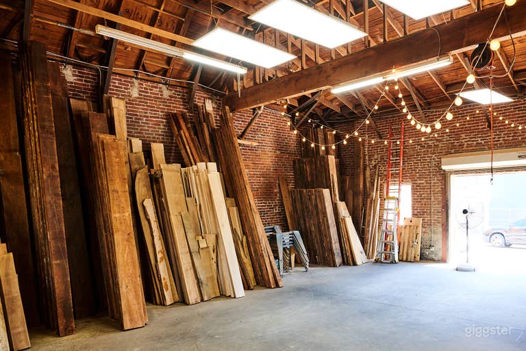  Industrielle Holzwerkstatt mit natürlichem Licht 