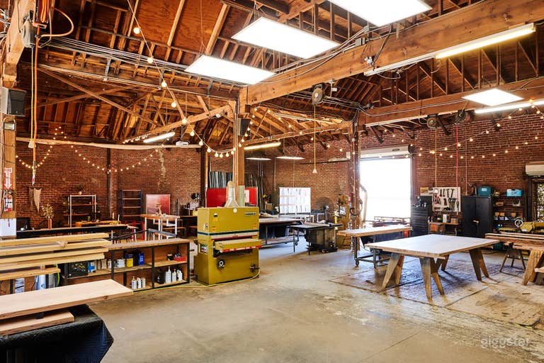  Industrielle Holzwerkstatt mit natürlichem Licht 