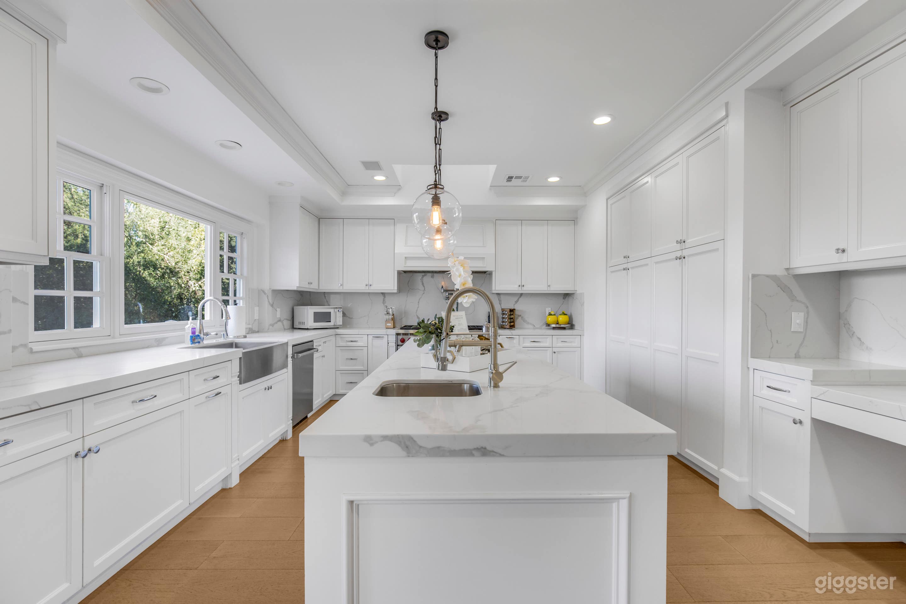 EMERSON EAST COAST ELEGANCE/ POOL/COLUMNS/ GALLERY Photo 3