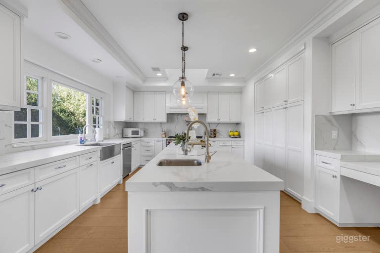  EMERSON EAST COAST ELEGANCE/ POOL/COLUMNS/ GALLERY 