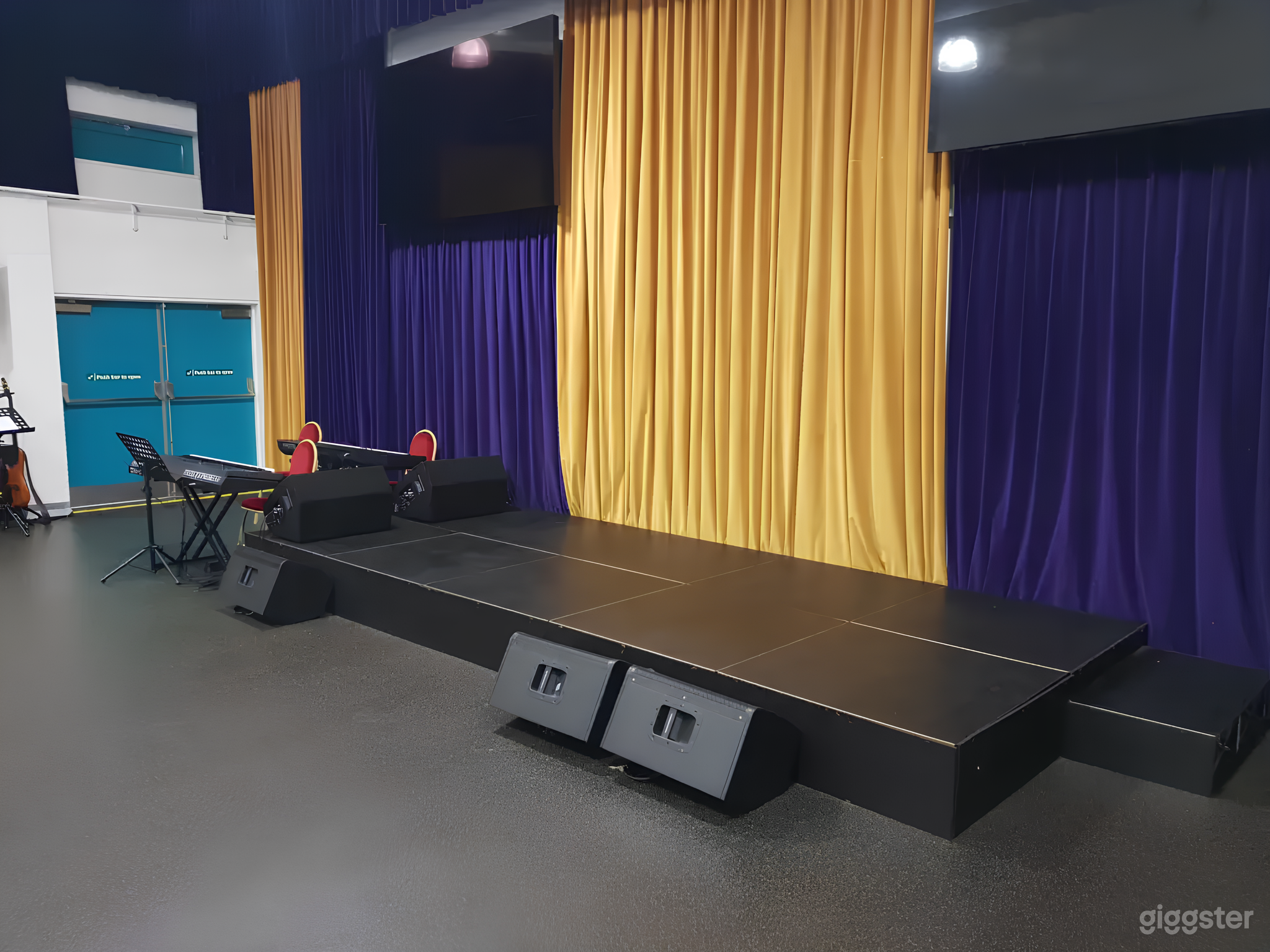 A Spacious Church Hall in London Photo 4