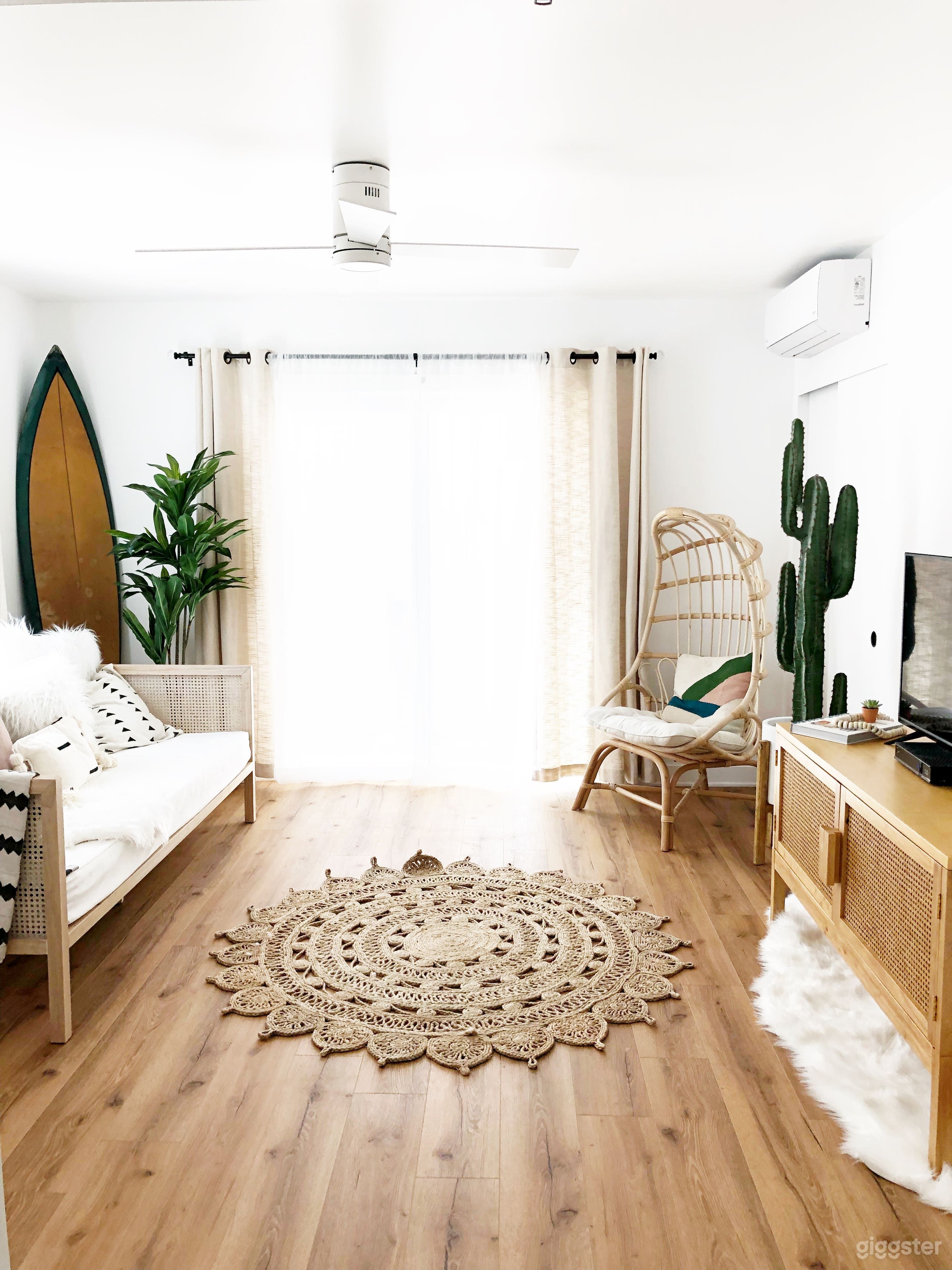 Beach House Surf Mid-Century Modern Bungalow Home Photo 2