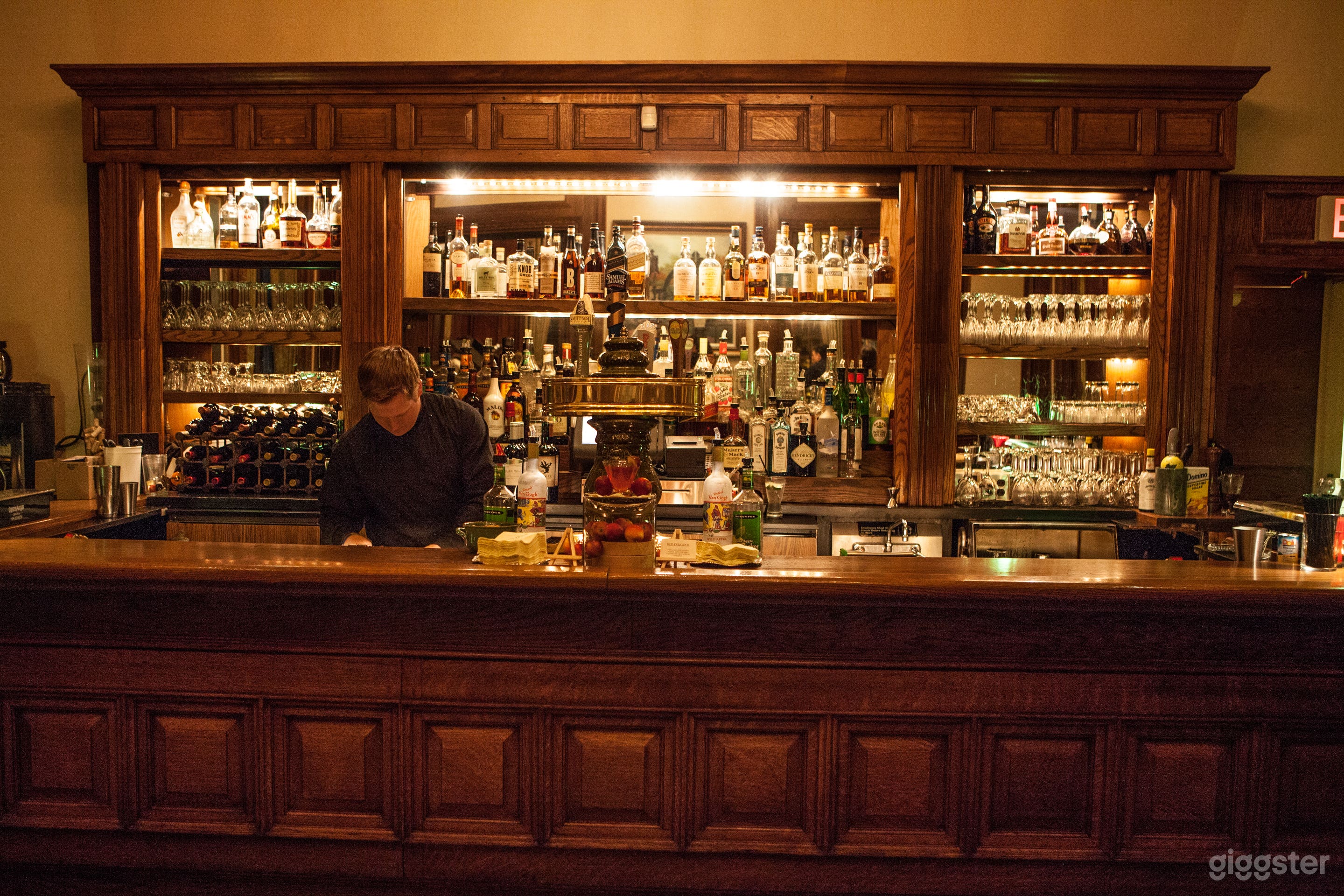 Sophisticated Function Space and Long Bar Area in Boston  Photo 3