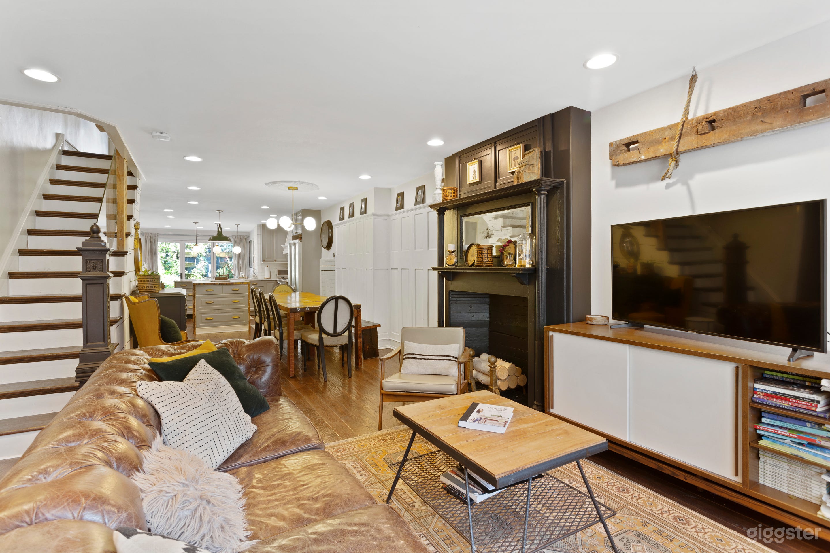 Character filled row home Photo 4