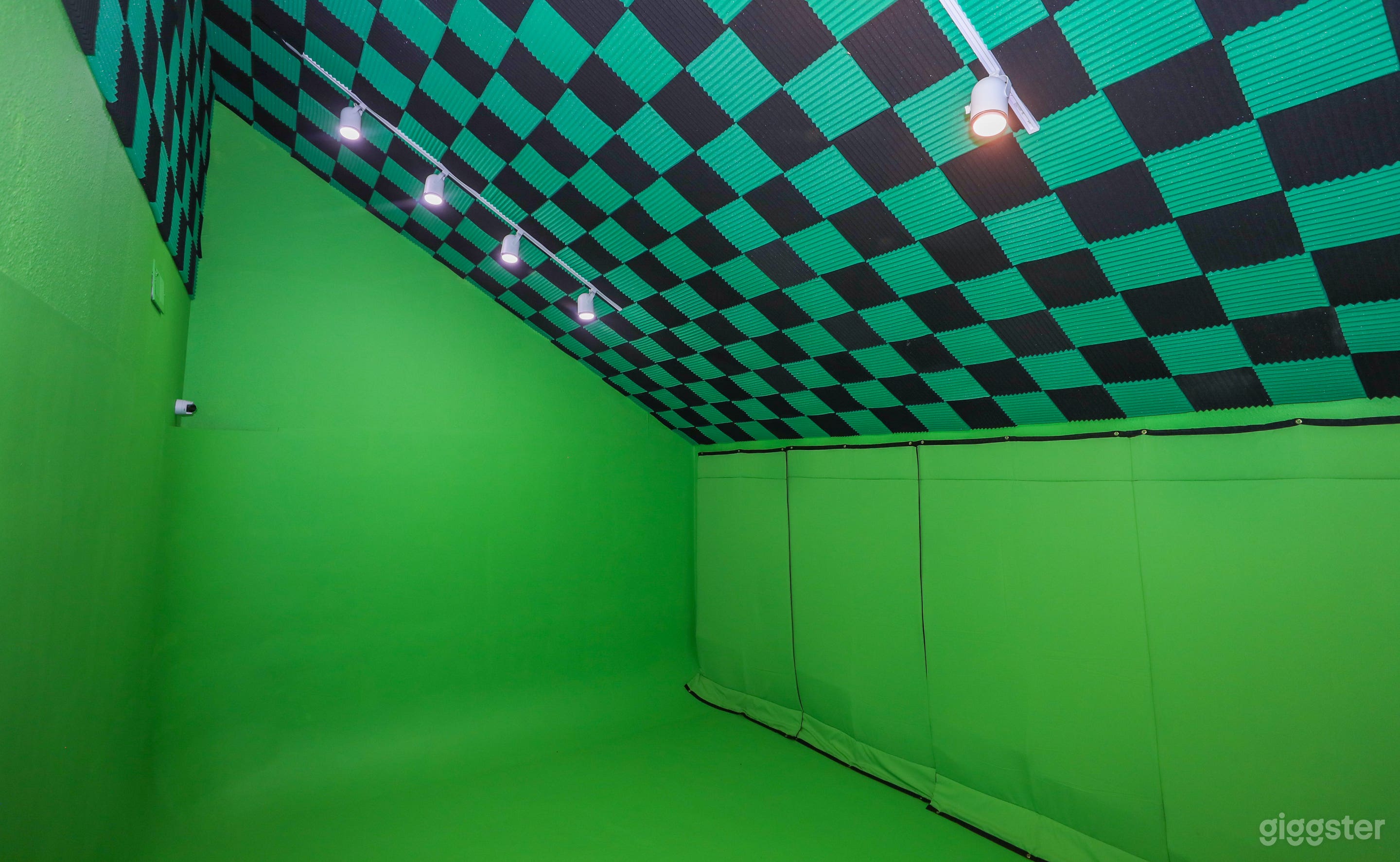 Soundproofed GreenRoom with Audio Foam &amp; Audio Blankets