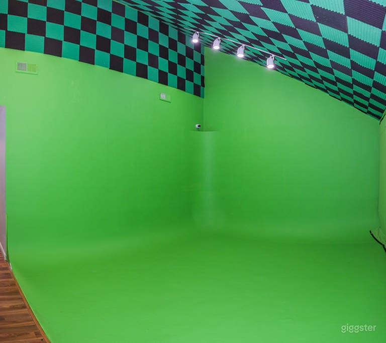  Corner angle of studio 