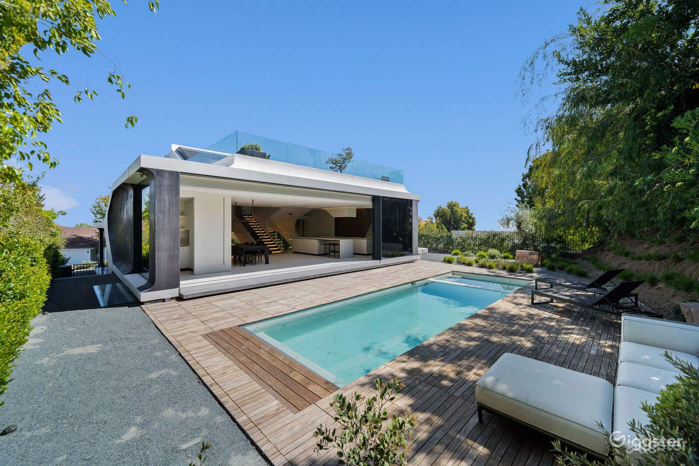 FUTURISTIC ART DECO MANSION/POOL Photo 1