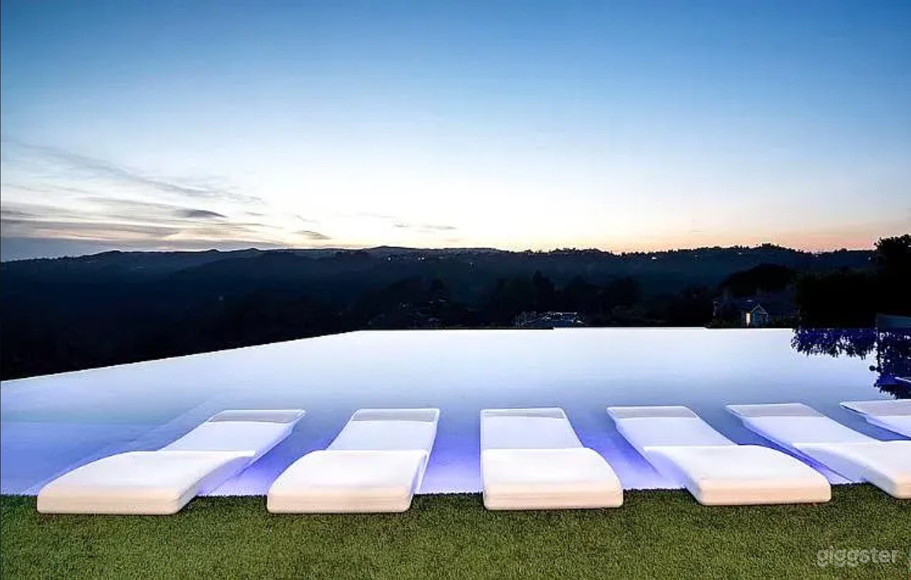 BLACK TIE MODERN: LUXE VILLA DREAM POOL &amp; VISTAS Photo 4