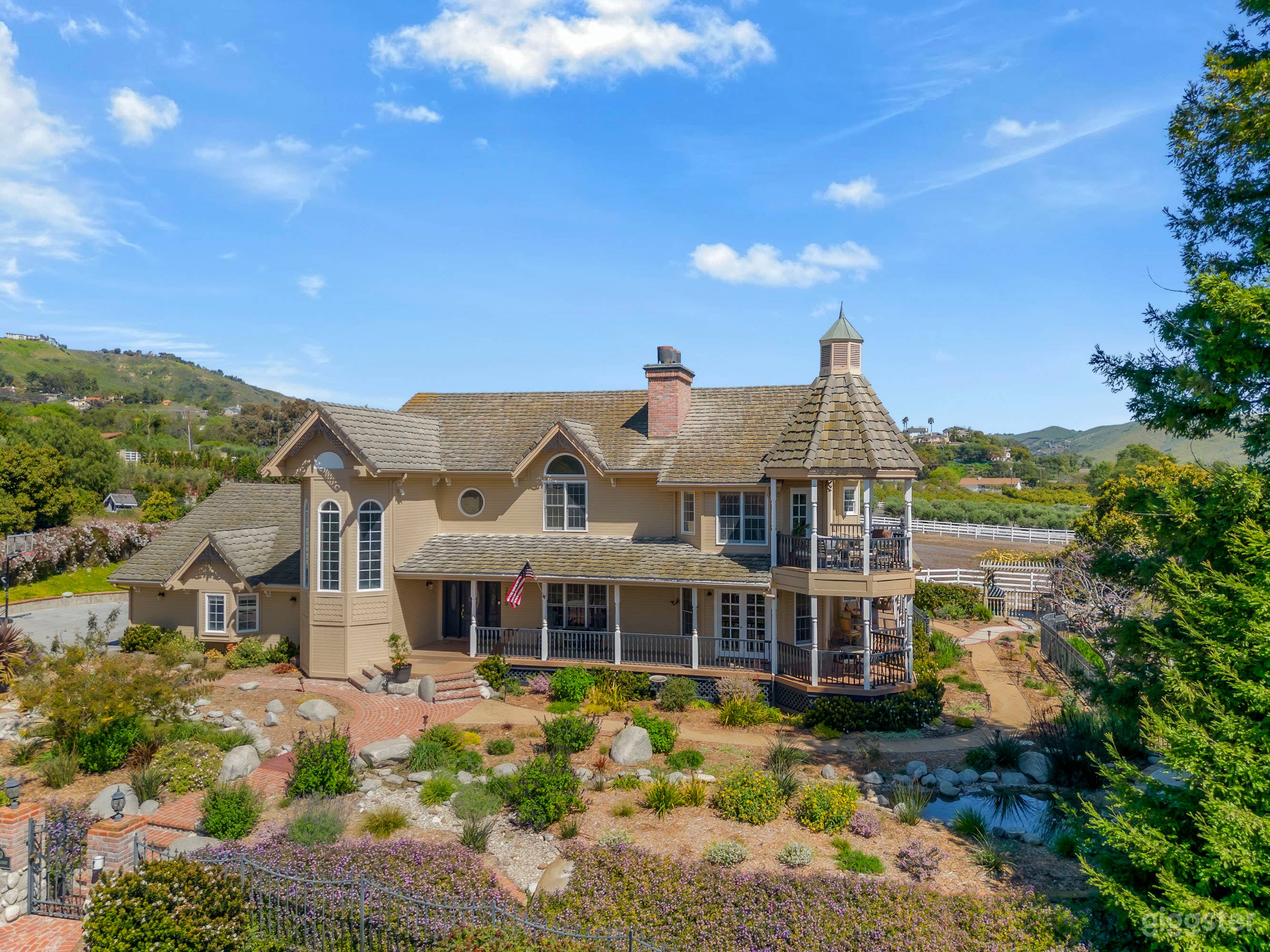 Modern Victorian Farmhouse with Spectacular Views Photo 2