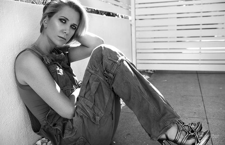  Kristen Wiig in the driveway. 