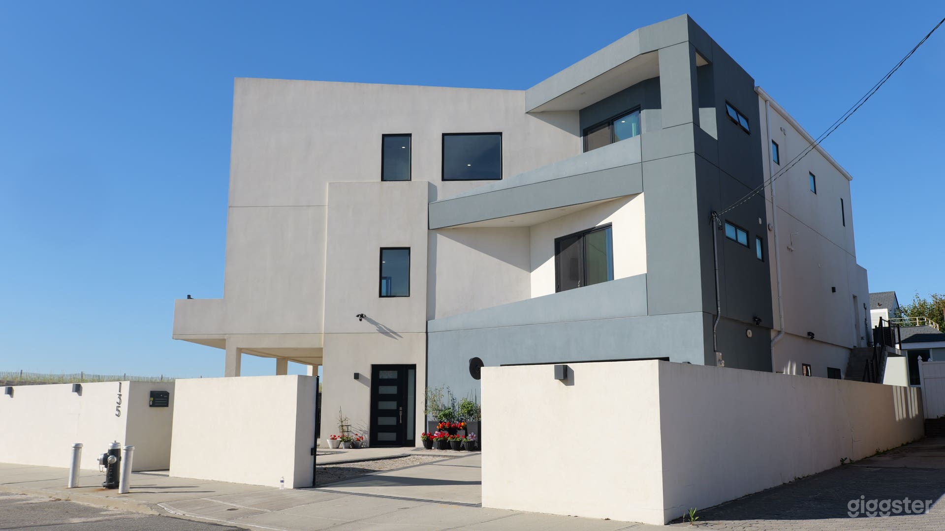 Modern Beach House Photo 1