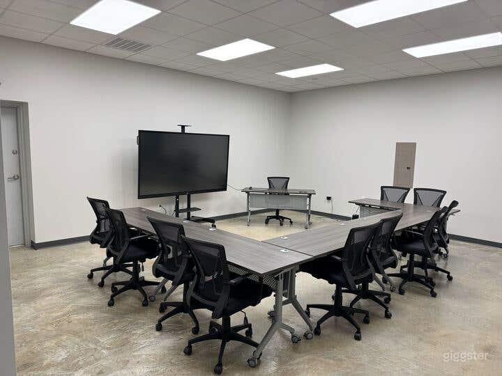  Sala de juntas 504 pies cuadrados | Capacidad para 12 | Pizarra inteligente de 86" 