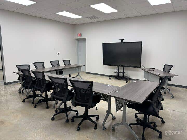  Sala de juntas 504 pies cuadrados | Capacidad para 12 | Pizarra inteligente de 86" 