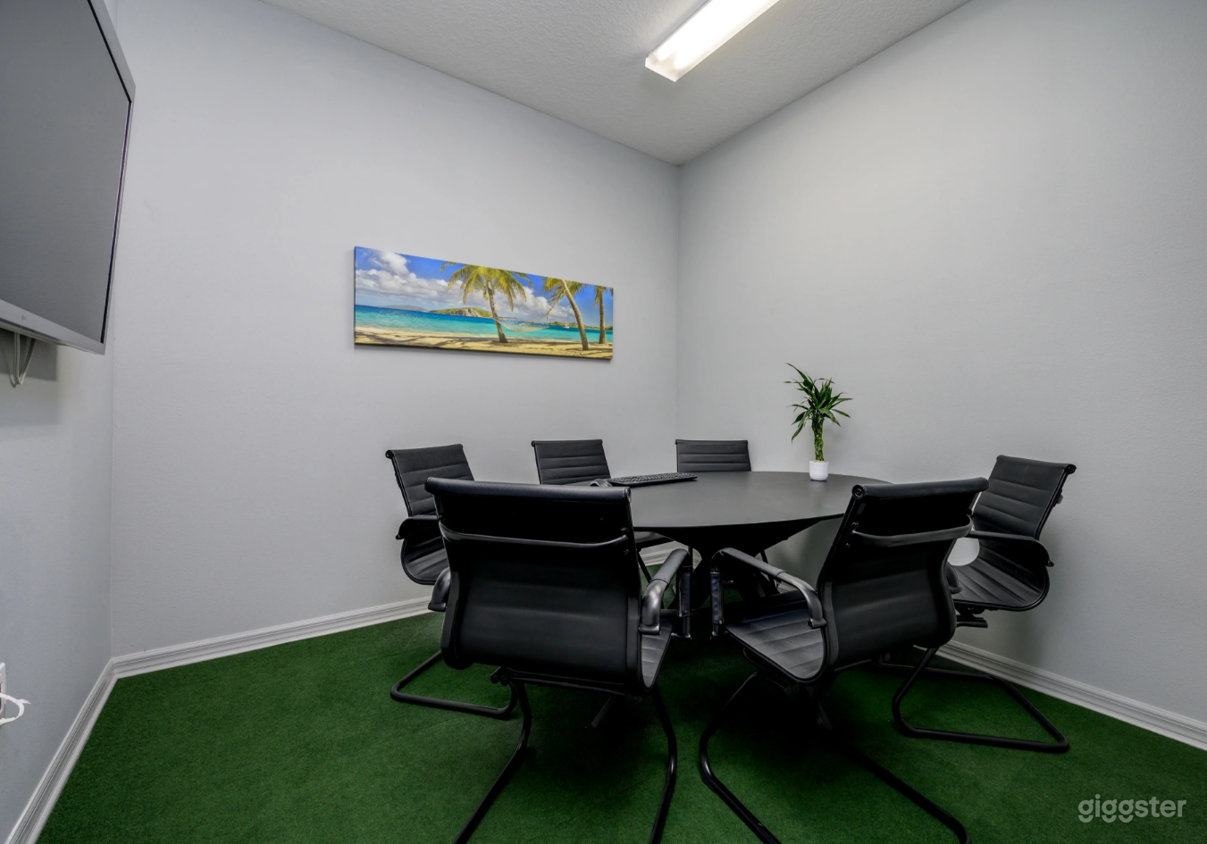6-Person Meeting Room Photo 1