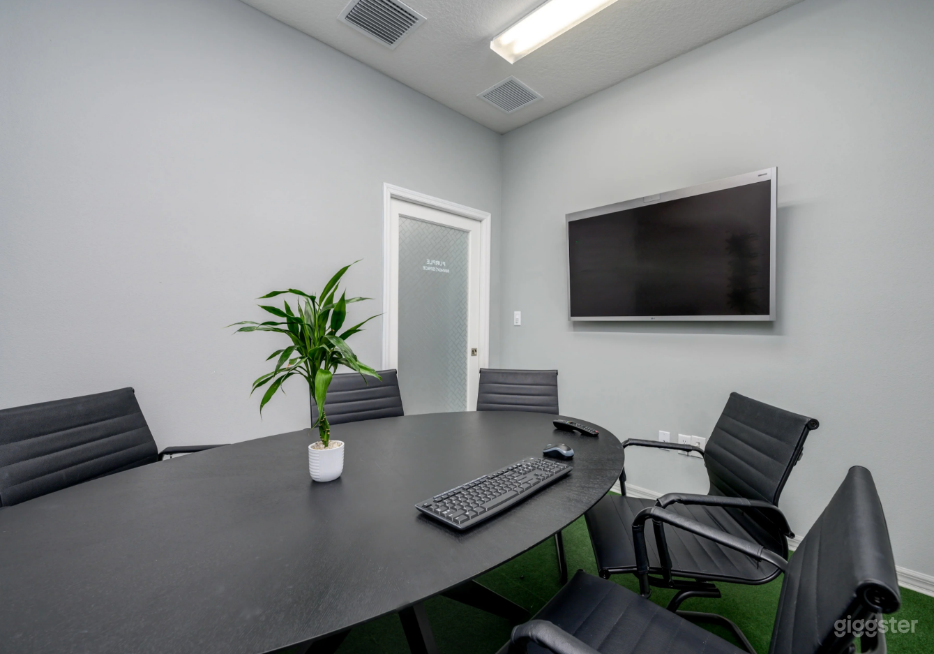 6-Person Meeting Room Photo 2