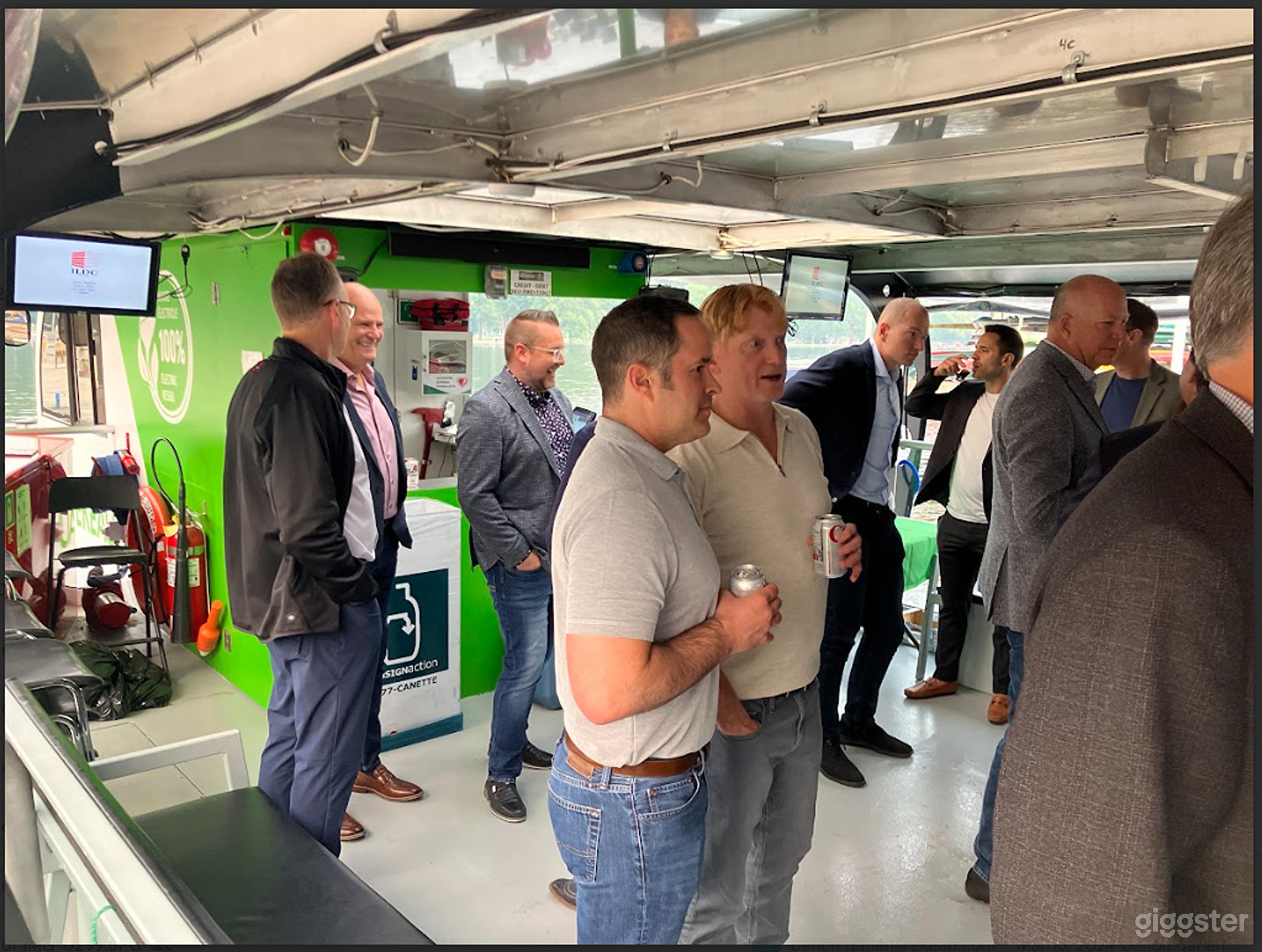 Exquisite Boat Rental Experience Photo 4