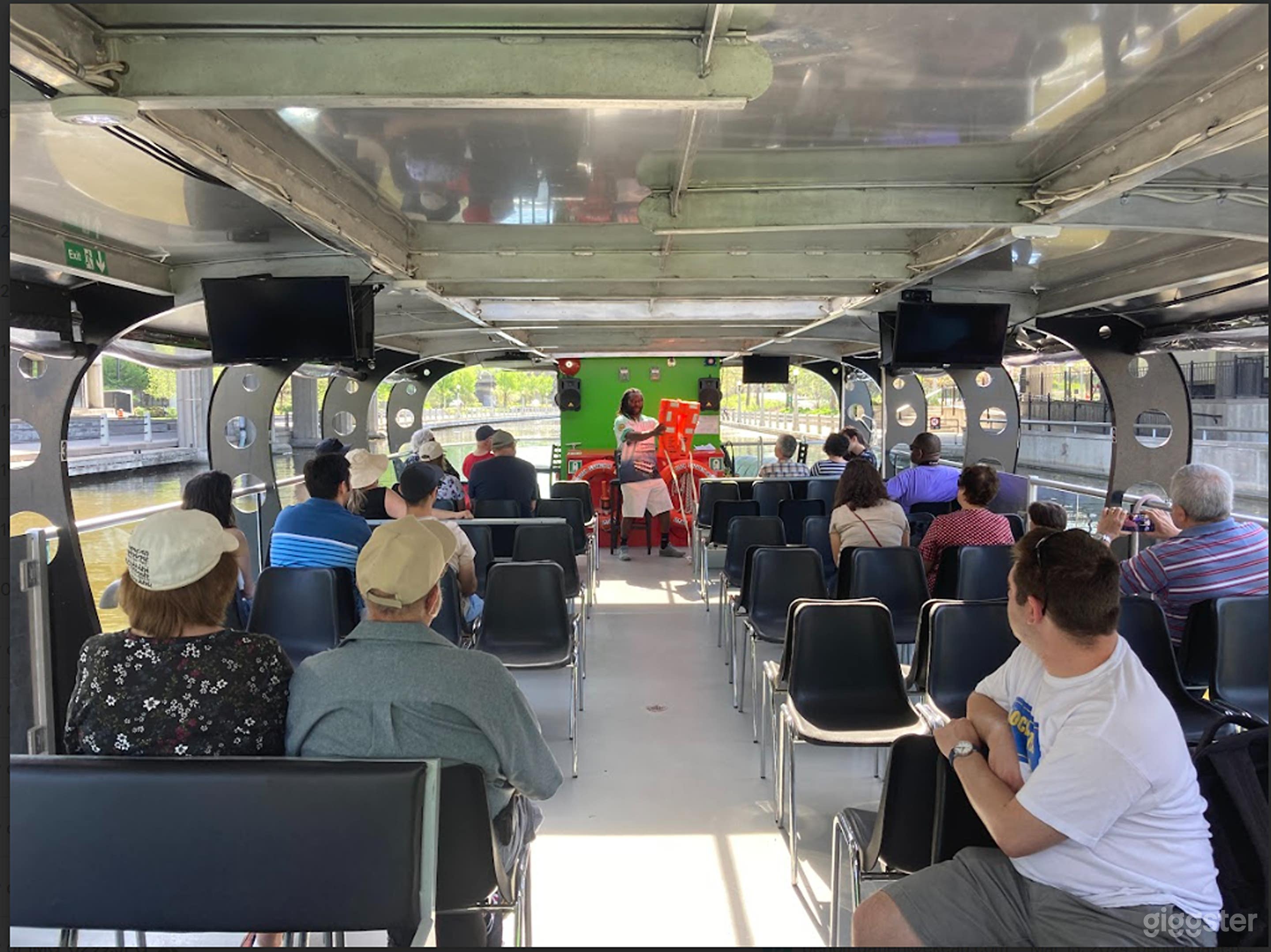 Exquisite Boat Rental Experience Photo 2