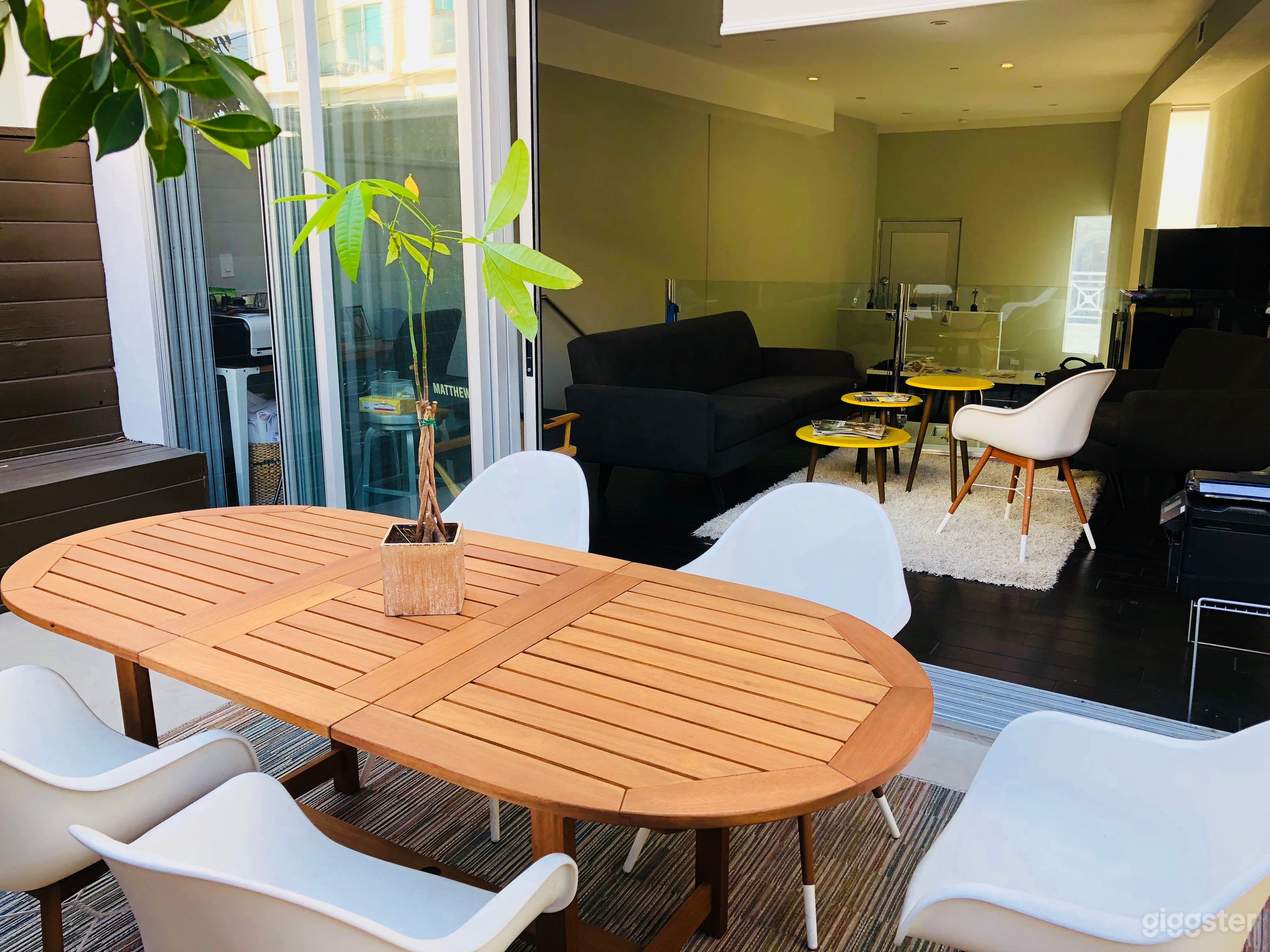 Modern Kitchen &amp; Private Rooftop Penthouse Suite Photo 2