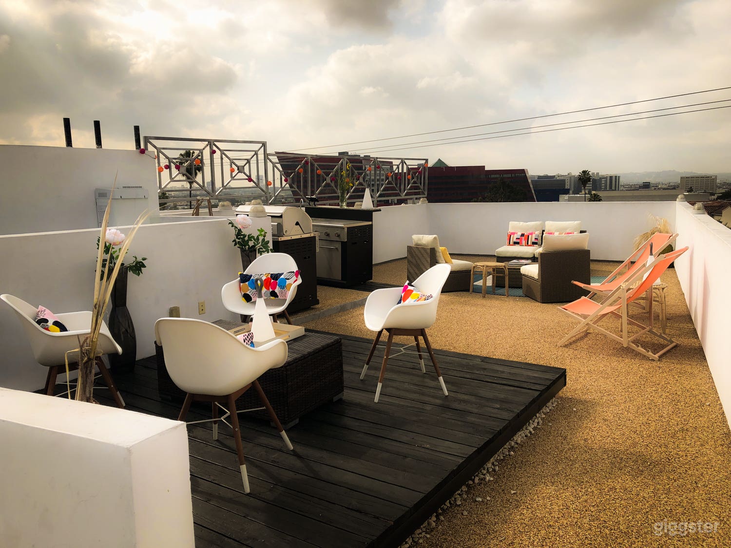 Modern Kitchen &amp; Private Rooftop Penthouse Suite Photo 3