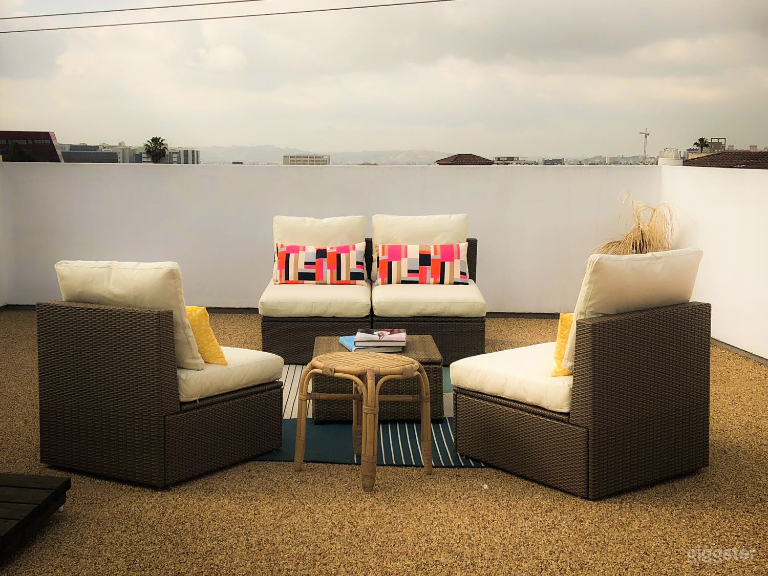 Modern Kitchen &amp; Private Rooftop Penthouse Suite Photo 4