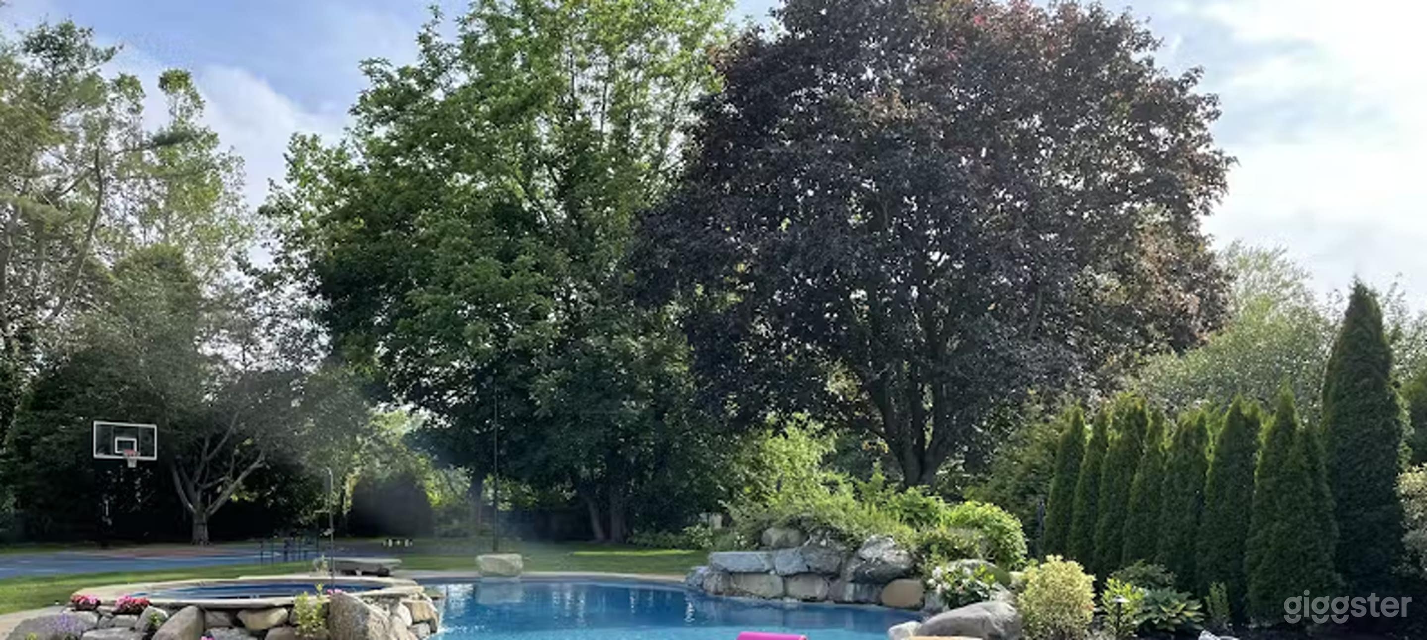 Huge Outdoor Basketball Court Photo 2