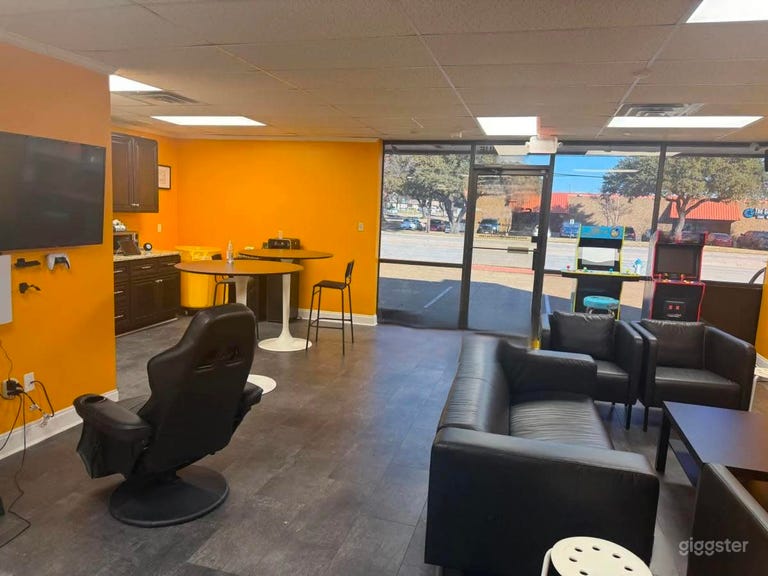  Relaxed Home Base Meeting Lounge 