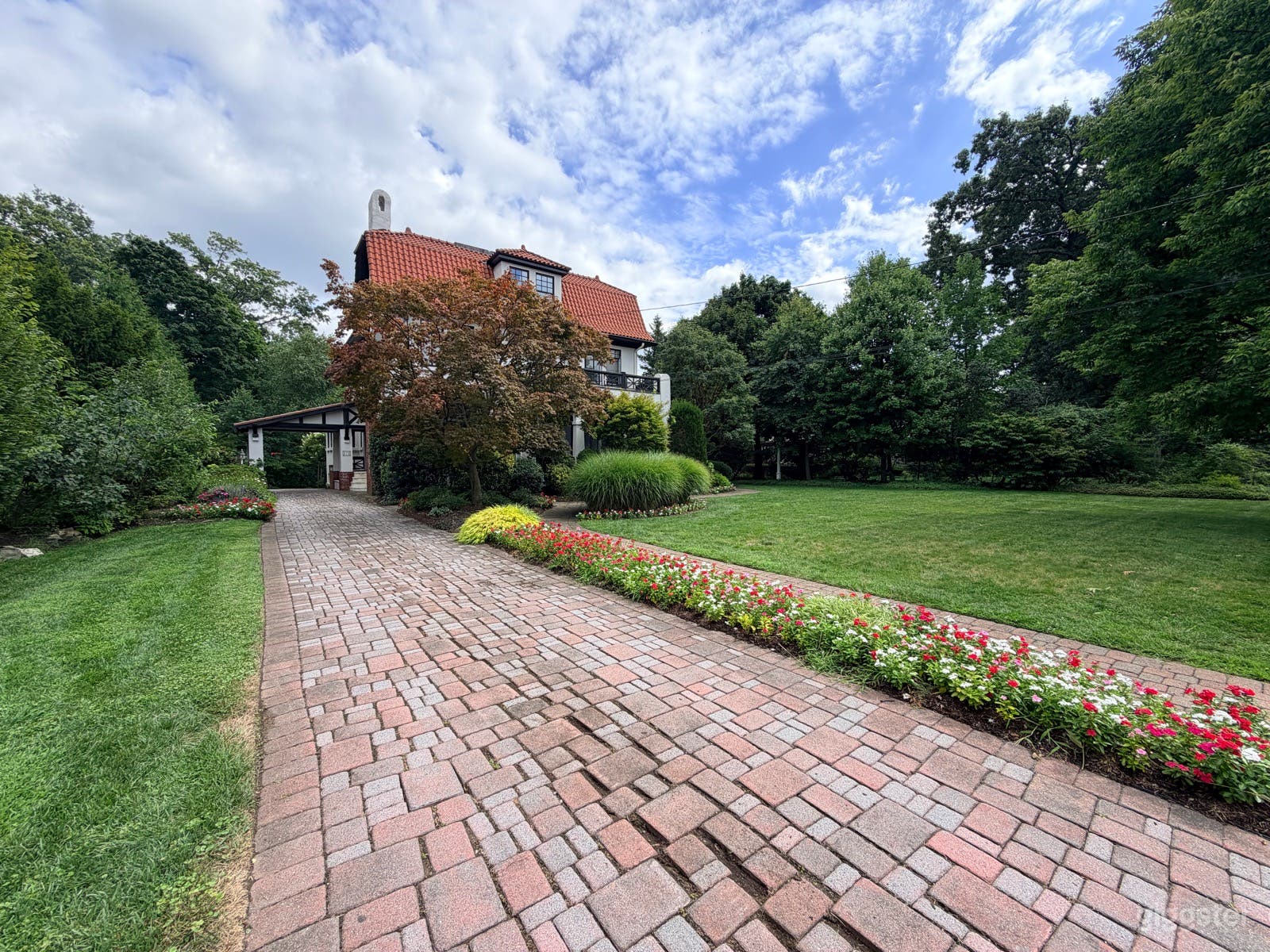Large stylish home with multiple bedrooms and large bathroom Photo 3