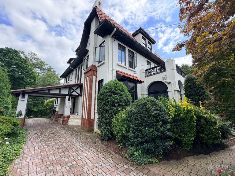  Large stylish home with multiple bedrooms and large bathroom 