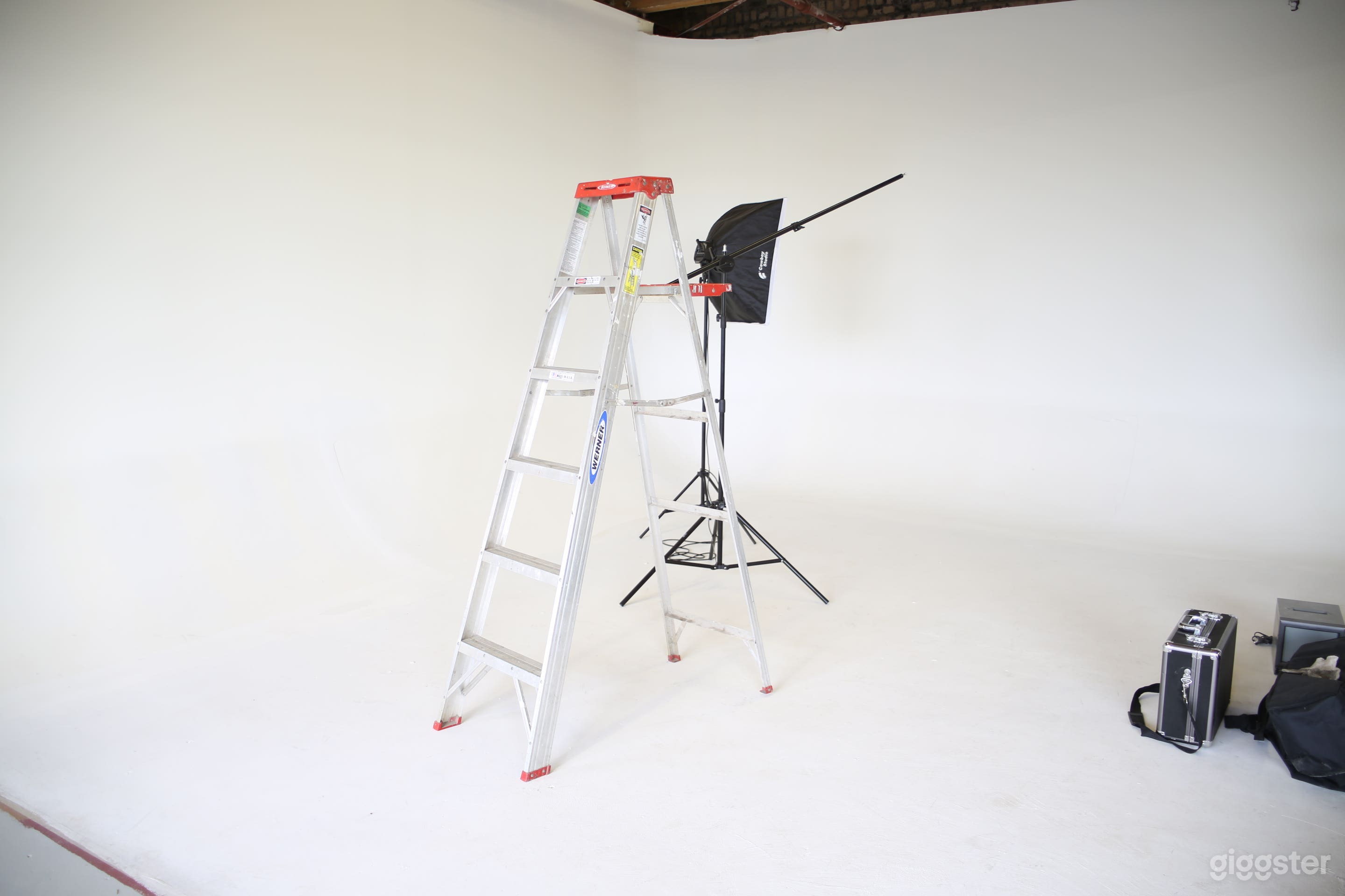 Photography And Video Studio Loft Photo 3