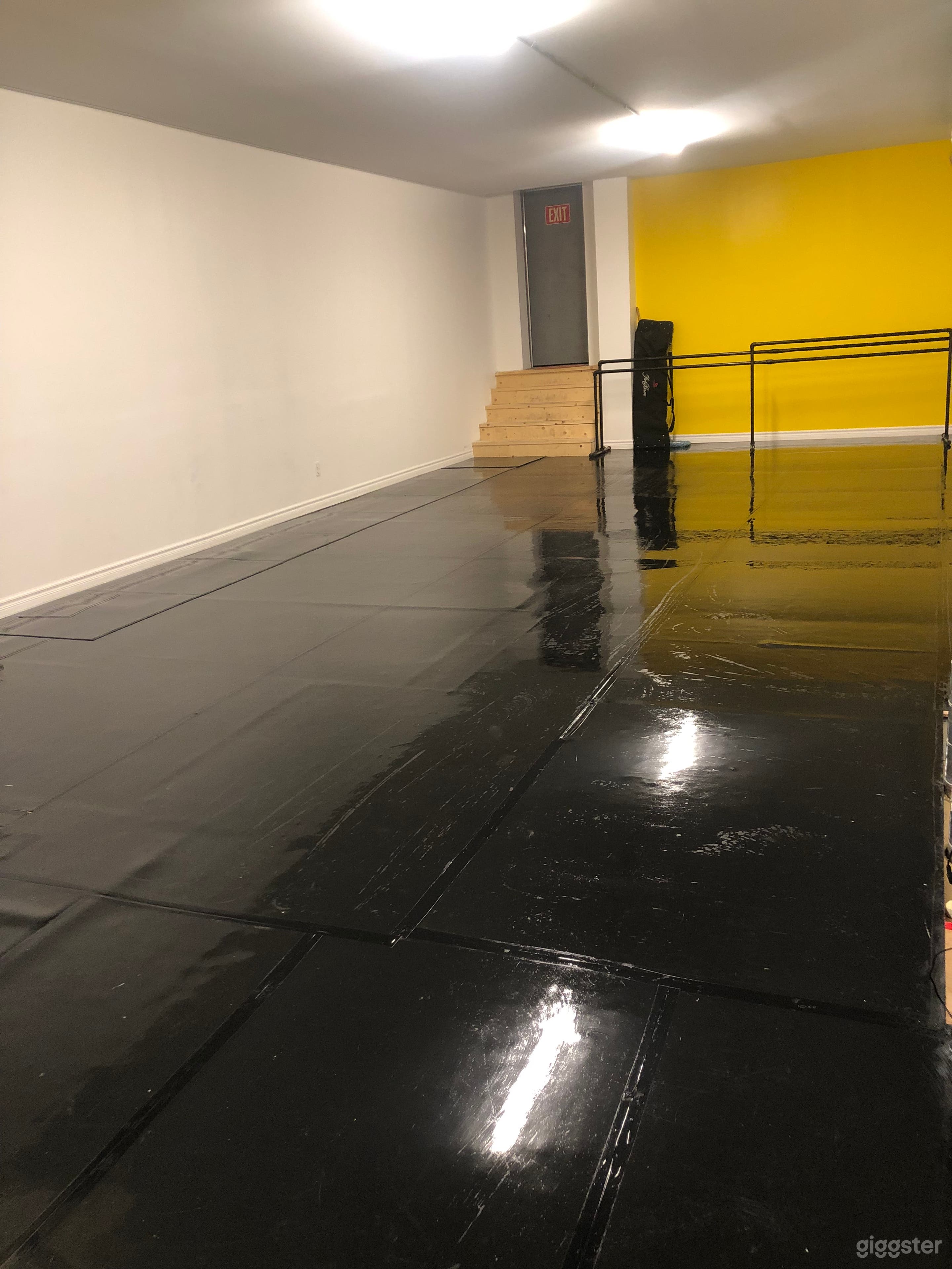 Mirrored Studio Space With Sprung Floors Photo 3