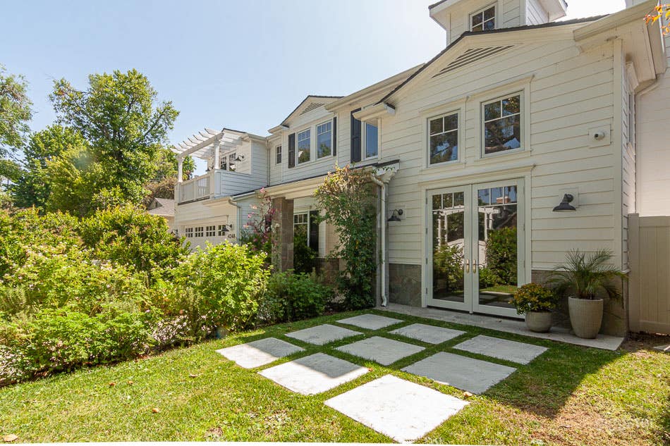 Cape Cod Home with Great Yard Photo 3