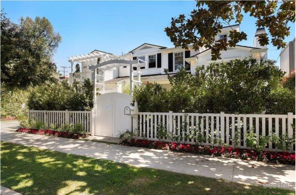 Cape Cod Home with Great Yard Photo 2