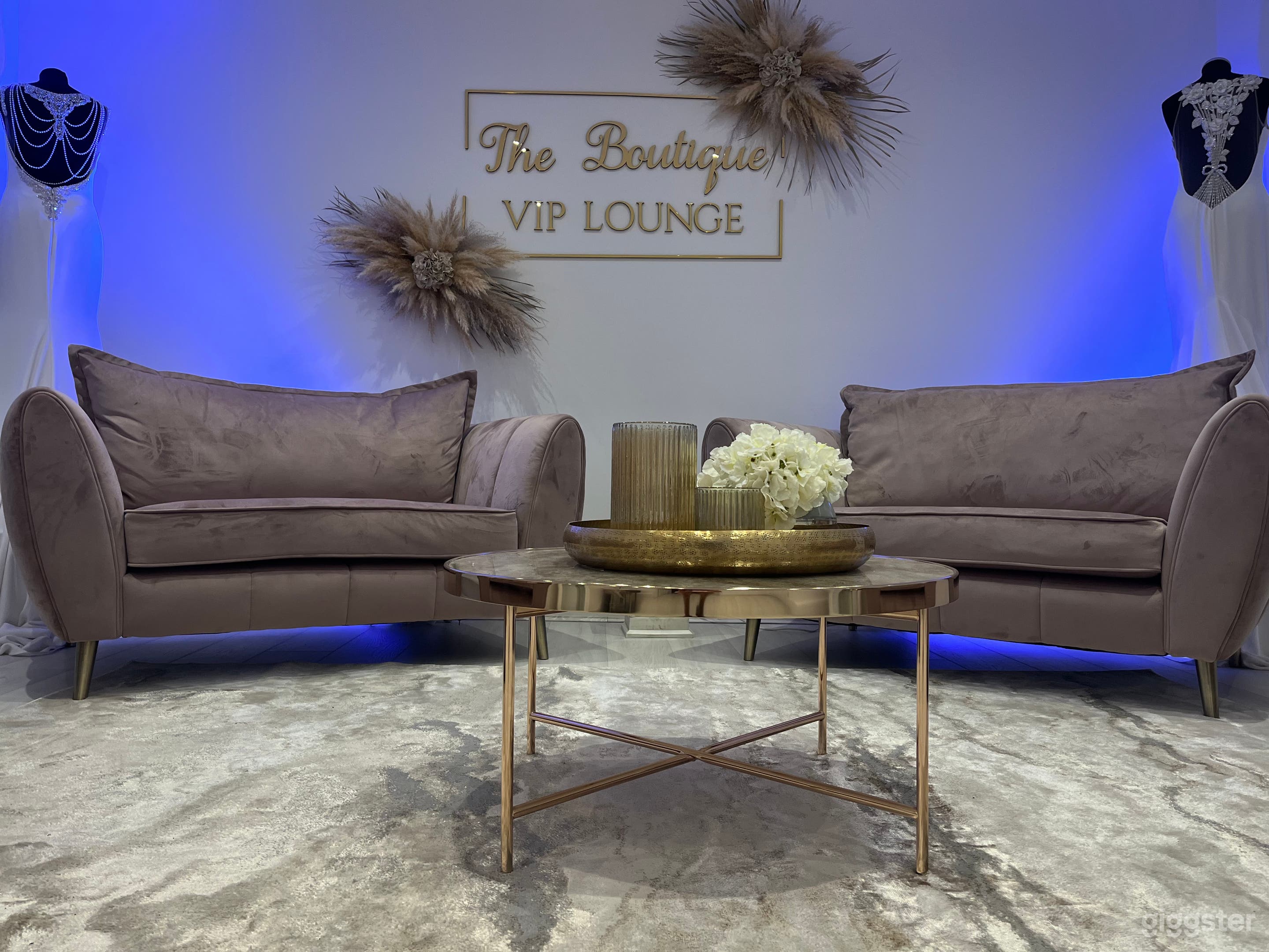 Large Open Plan Shop Photo 2