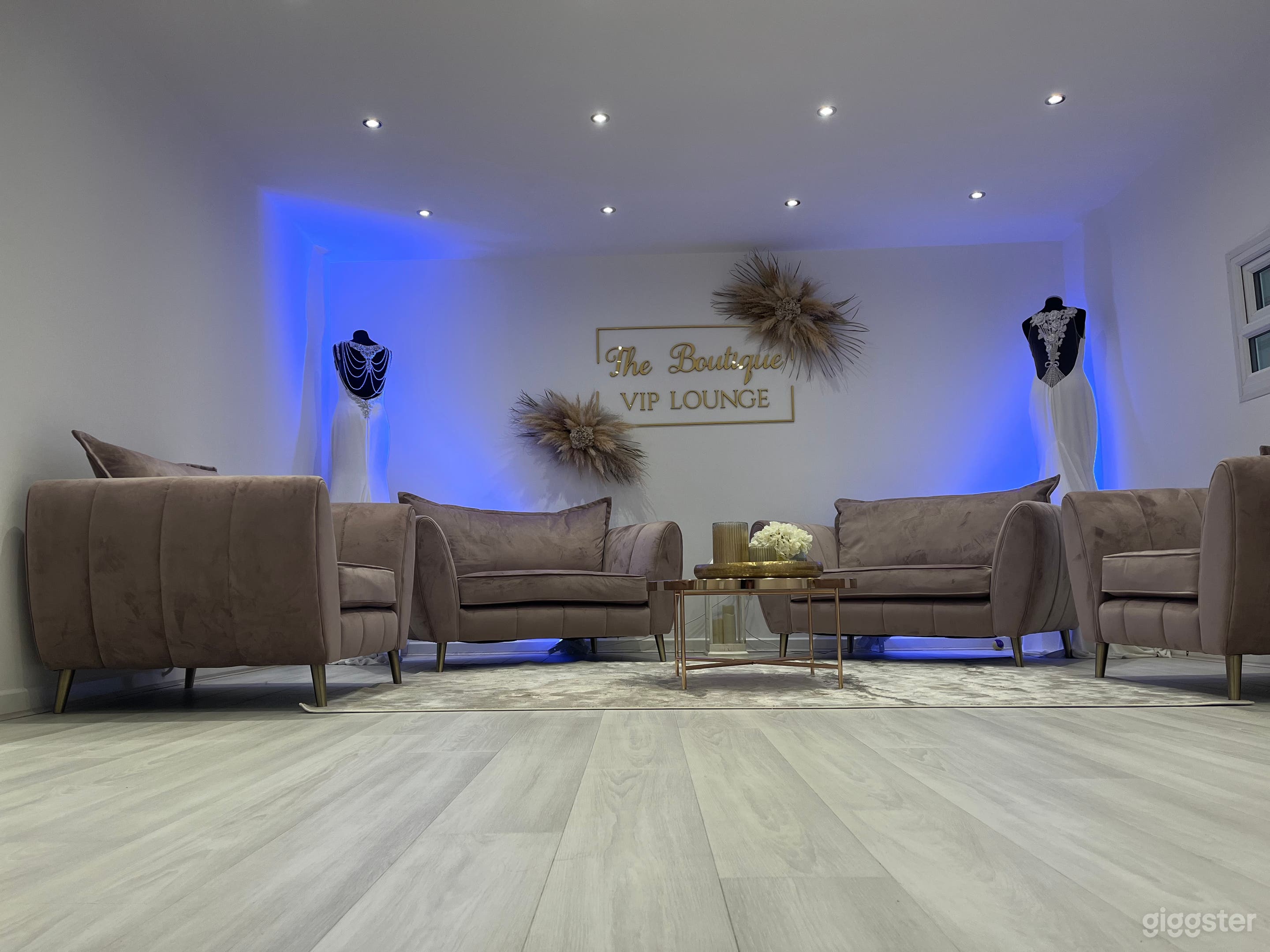 Large Open Plan Shop Photo 3