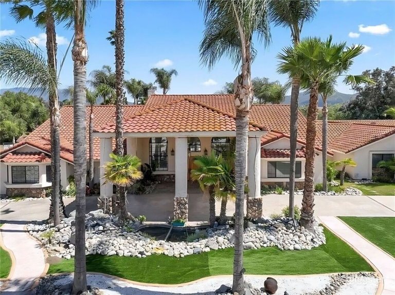  Beautiful, Spacious, Pool Home on 2 plus Acres! 