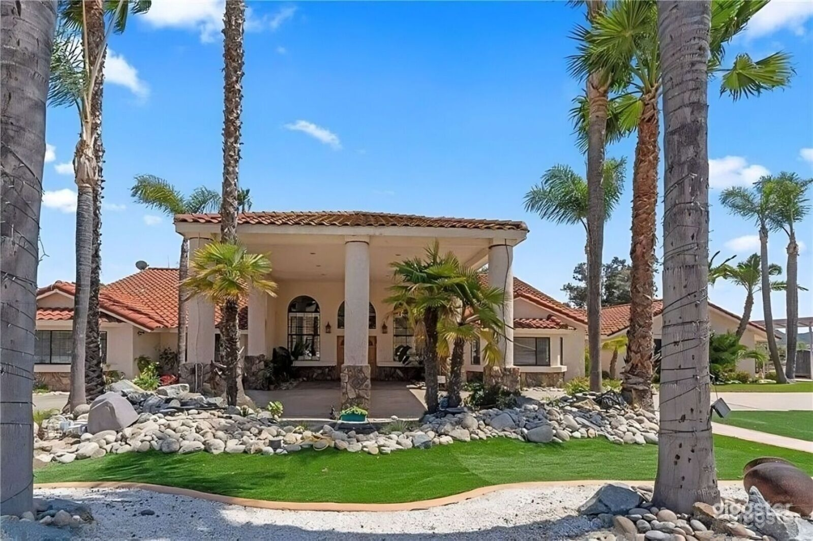 Beautiful, Spacious, Pool Home on 2 plus Acres! Photo 2