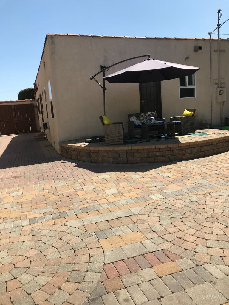  The driveway and lounge area is where you can provide food or entertainment. 