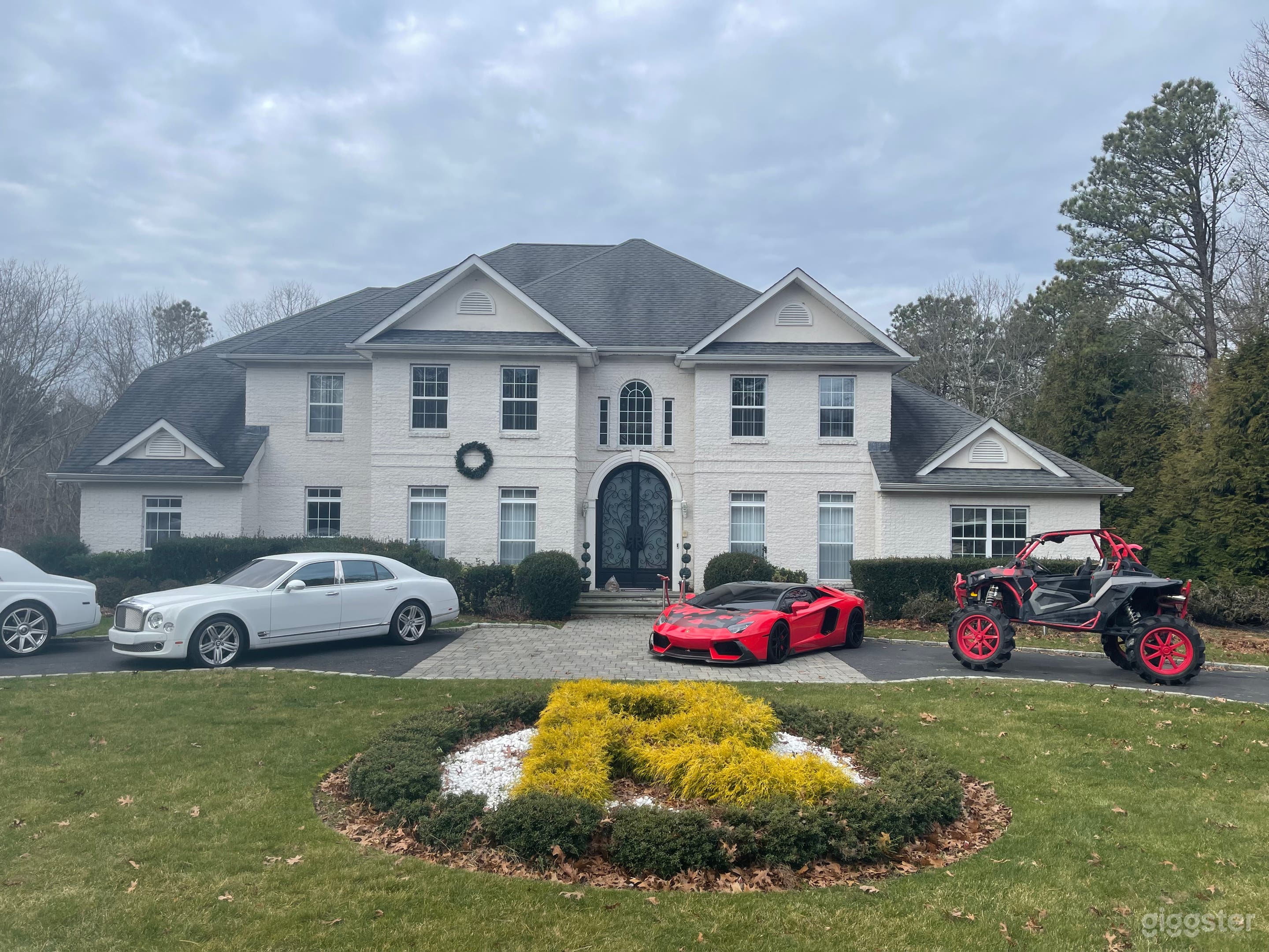 Modern HOUSE OF ROYALTY  Photo 2