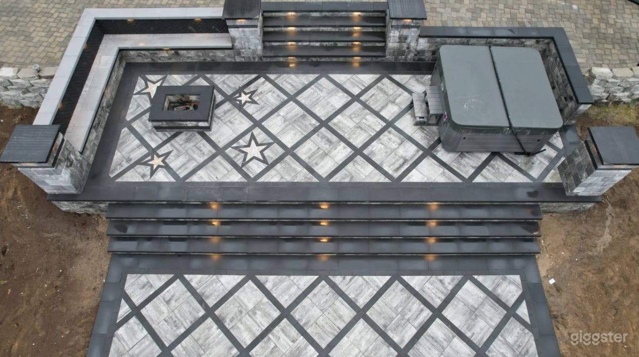 Modern HOUSE OF ROYALTY  Photo 3