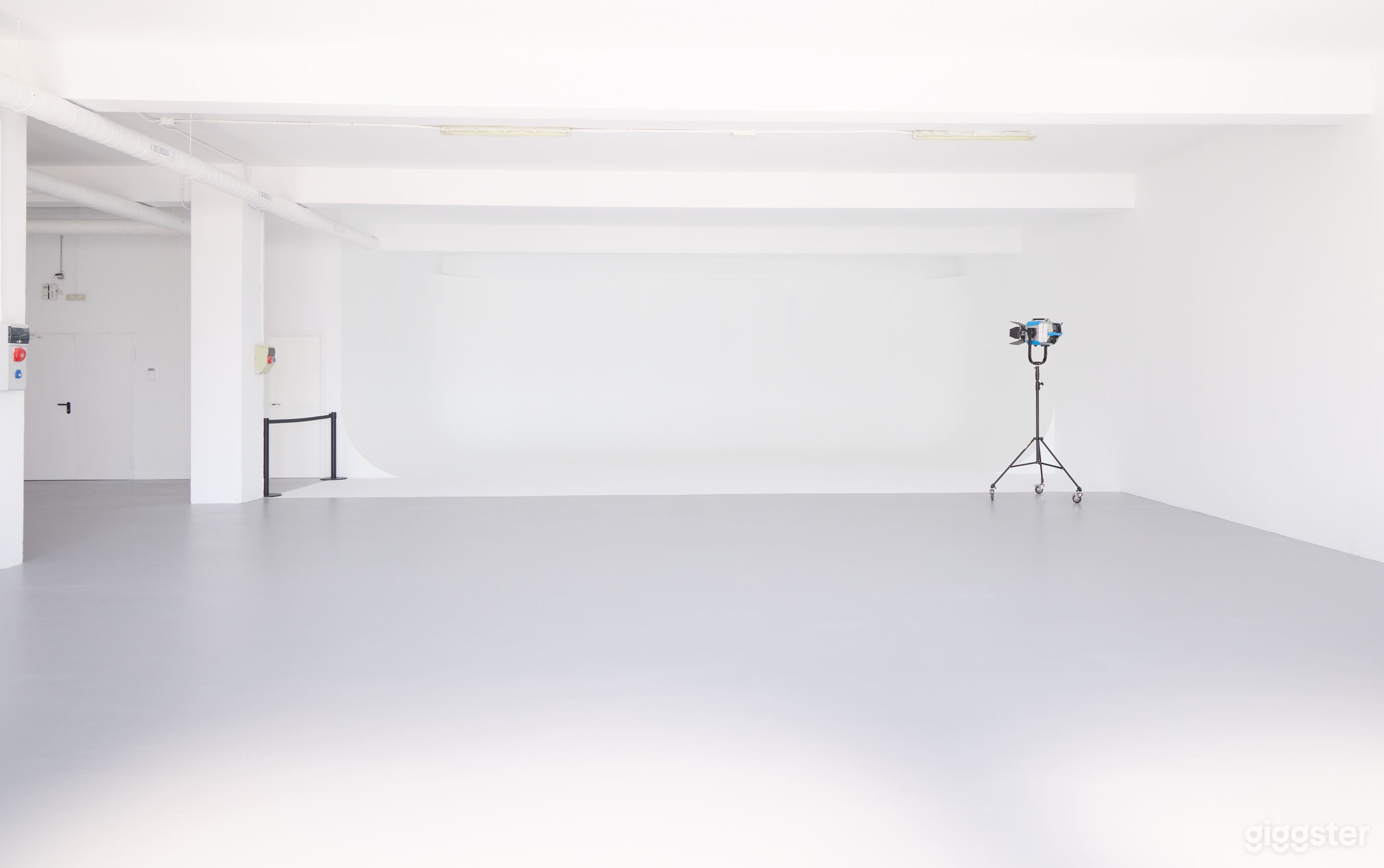 Frontal view of the camera depth, looking from the southern part of the studio towards the 8.5-meter-wide cyclorama.