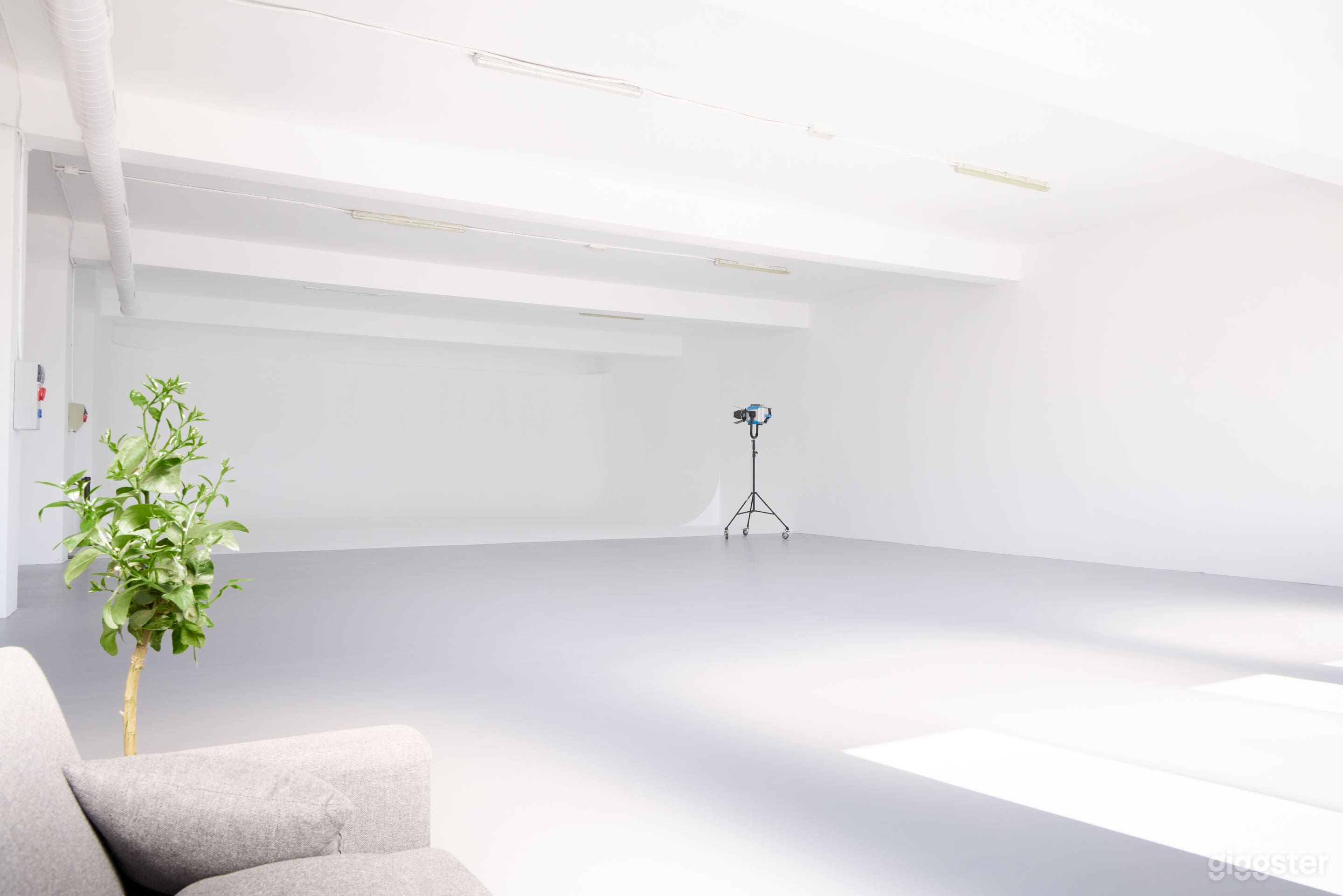 iew from the south-facing windows, highlighting the 8.5-meter-wide cyclorama in the background, with a camera depth of approximately 22 meters.